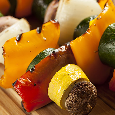 Brochettes de courgettes et poivrons grillés