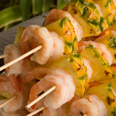 Brochettes de crevettes et ananas grillés à la vinaigrette tiède