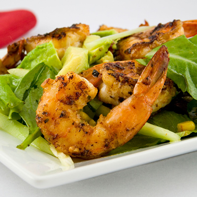 Brochettes de crevettes aux avocats et caramboles, sauce aux fines herbes