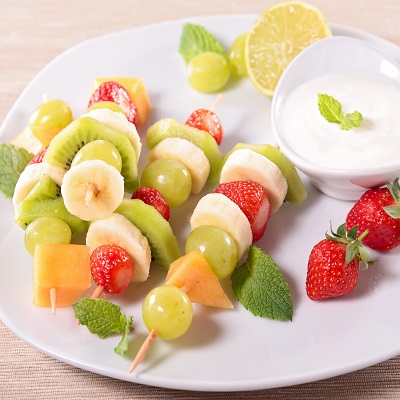 Brochette de fruits et trempette crémeuse à l'orange