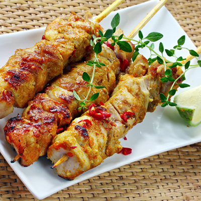 Brochettes de poulet et légumes au parmesan