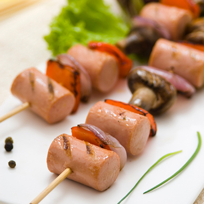 Brochettes de saucisses européennes, sauce italienne