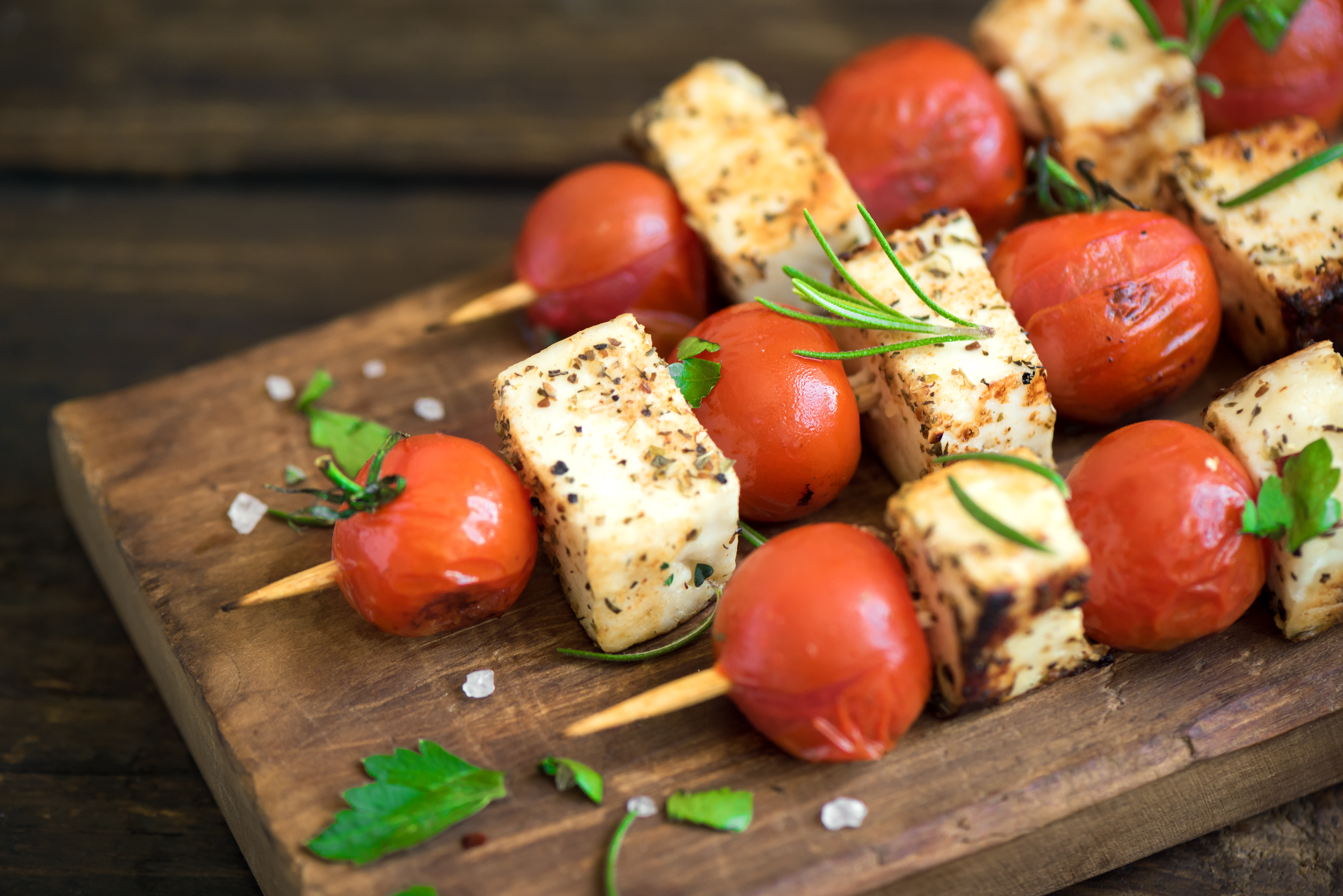 Brochettes de cheddar, tomates, olives noires et huile de basilic au BBQ