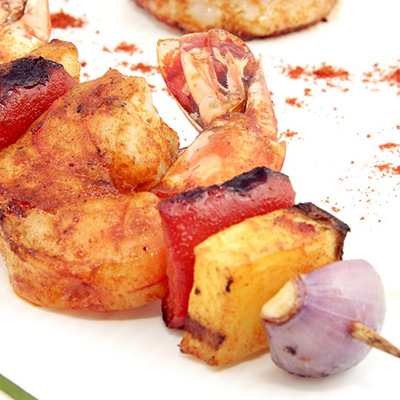 Brochettes de crevettes, mangue et épices