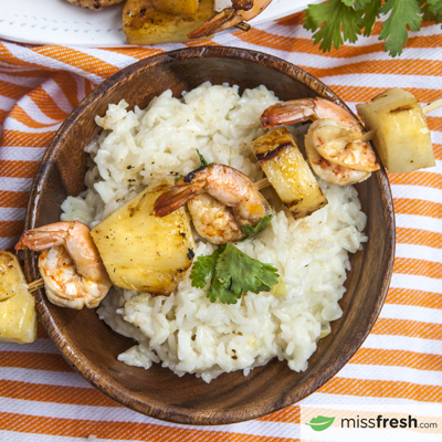 Brochettes de crevettes à l'ananas et à la noix de coco avec du riz au beurre et coco