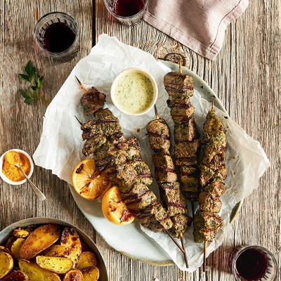 Brochettes de filet mignon et pommes de terre au curcuma, mayonnaise au chimichurri