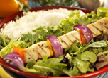 Brochettes de marlin bleu sur lit de mesclun