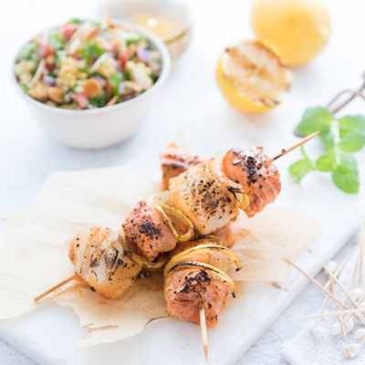 Brochettes de poisson marinées servies avec un tabouleh craquant à la menthe