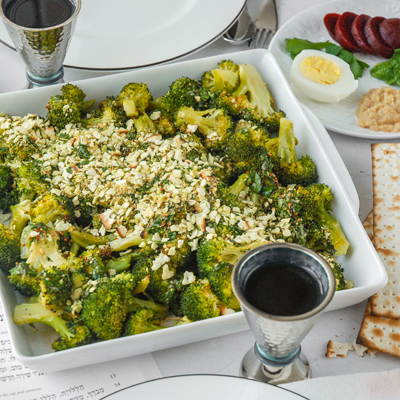 Brocoli rôti avec garniture de matzah aux fines herbes