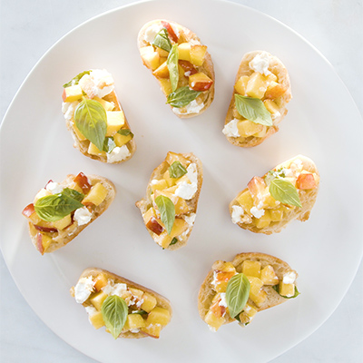 Bruschetta au fromage de chèvre, pêches et miel