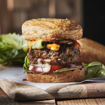 Burger à la dinde et à l'érable sur petit pain-croissant tout garni