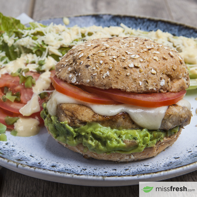 Burger de porc mariné au citron avec salade César grillée