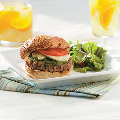 Burger de veau de lait du Québec au pesto et au brie