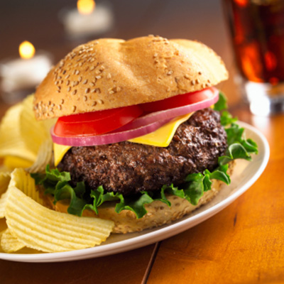 Burger de viande chevaline garni à la tapenade et au fromage