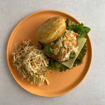 Burger vide-frigo et salade de chou crémeuse à la mayo à l’érable