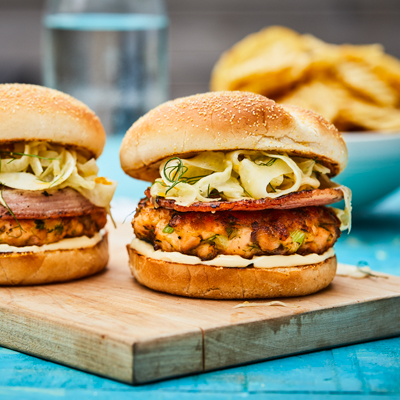 Burgers de saumon et de pancetta, salade de choux de fenouil à l'orange