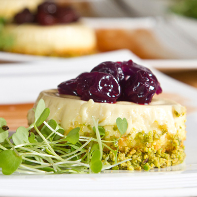 Camembert aux pistaches sur coulis de framboises à l'érable