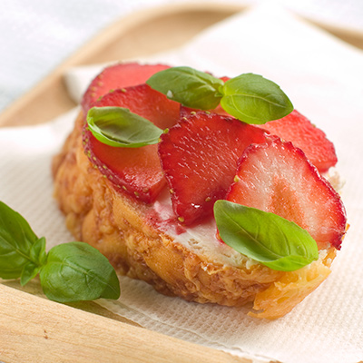 Gouda Canapés with Strawberry Salsa