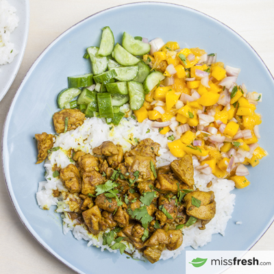 Cari au poulet des Caraïbes avec riz à la noix de coco et salsa de mangue et orange