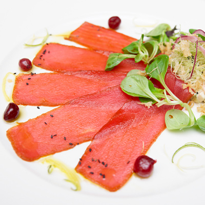 Carpaccio de thon, croustilles de chayotes et vinaigrette au raifort