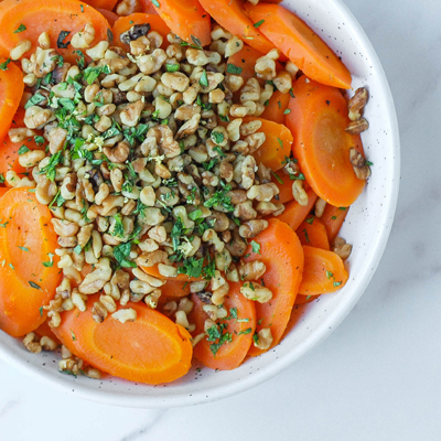 Carottes au miel avec gremolata aux noix et fines herbes