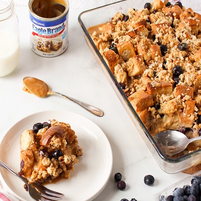 Casserole de pain doré aux bleuets et dulce de leche