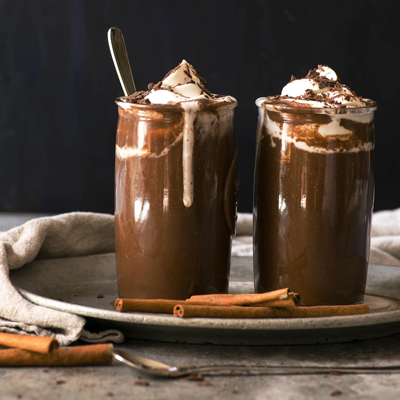 Chocolat chaud au lait d’amandes et banane