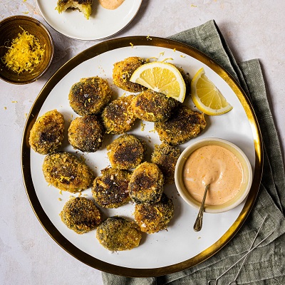 Choux de Bruxelles croustillants et aïoli harissa et citron