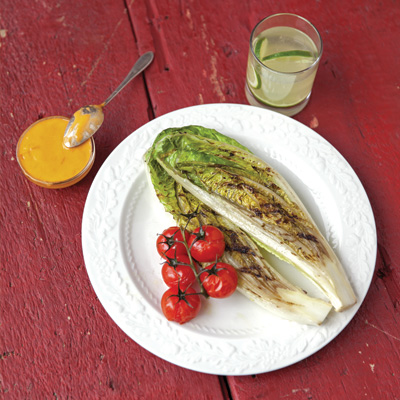 Coeurs de romaine grillés avec vinaigrette aux tomates rôties