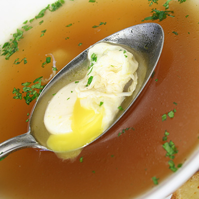 Consommé de poulet à l'oeuf (stracciatella)