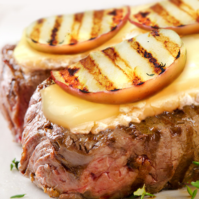 Contre-filet de boeuf grillé aux pommes et au Brie