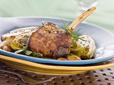 Côte de veau de grain du Québec, sauce aux amandes et cari, chanterelles poêlées