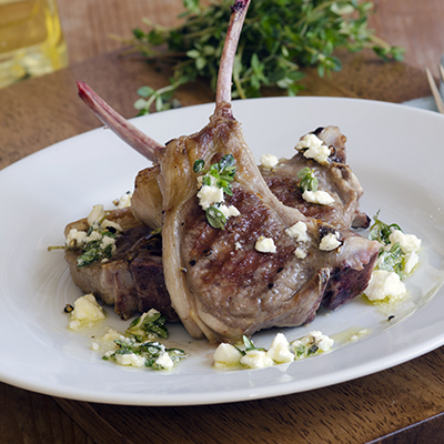 Côtelettes d'agneau grillées au chèvre chaud et au gingembre