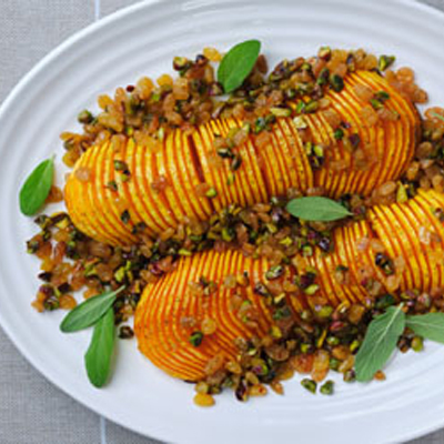 Courge façon Hasselback aux pistaches et à la sauge