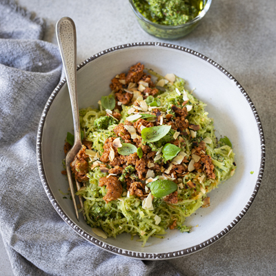 Courge spaghetti au pesto de brocoli et saucisses italiennes