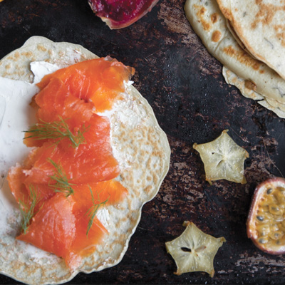 Crêpes aux herbes fraîches et saumon fumé