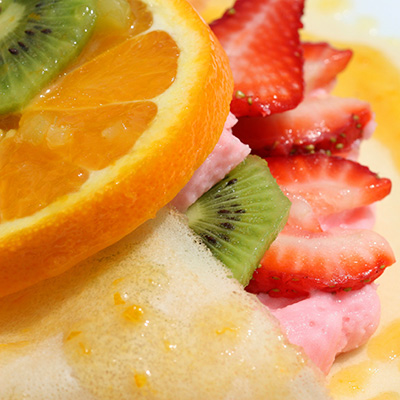 Crêpes flamboyantes aux fruits frais