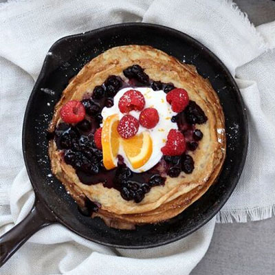 Petites crêpes aux zestes d'agrumes, coulis de bleuets sauvages et yogourt grec