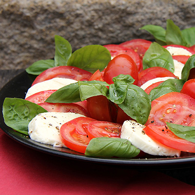 Cresson et tomates au fromage de chèvre et au basilic