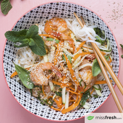 Crevettes marinées au BBQ sur salade de nouilles de riz et papaye verte