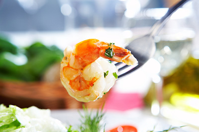 Crevettes et pétoncles grillés sur salade de mangue et concombre