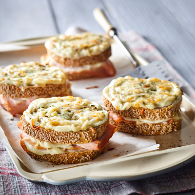 Croque-monsieur à la dinde sur carré aux grains germés biologiques