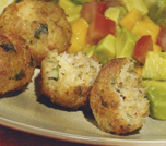 Croquettes de crabe, salsa d’avocat, de mangue et de tomate