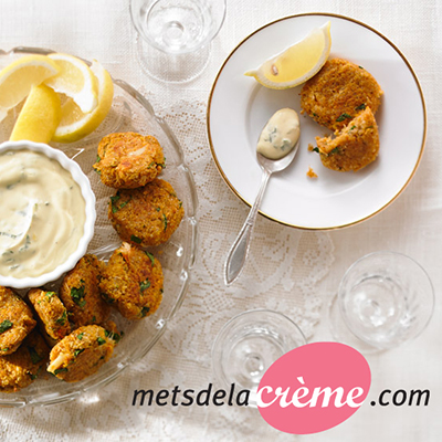 Croquettes de crabe au quinoa et aux patates douces, trempette à la crème sure et à l’orange