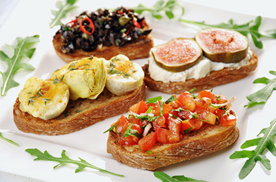 Crostini au prosciutto et aux artichauts