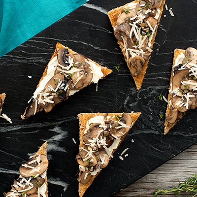 Crostinis aux champignons avec thym et fromage parmesan