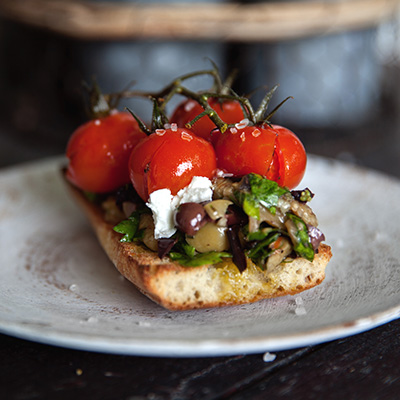 Croûtons à la tapenade d’aubergine grillée & tomates confites