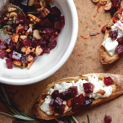 Croûtons de chèvre chauds, garniture de betteraves, noix & romarin