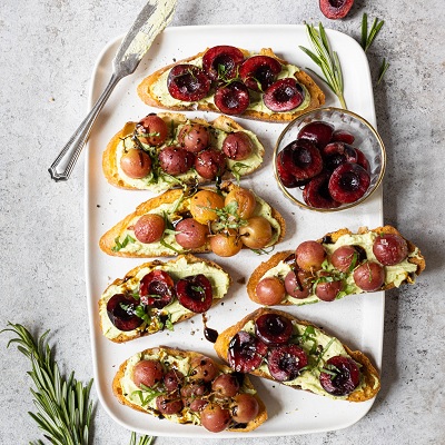 Duo de crostinis aux raisins grillés et aux cerises