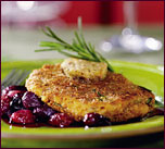 Escalopes de dindon au romarin et pignons, beurre de dattes et chutney de raisins